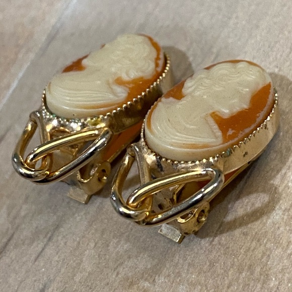 Vintage Baroque cameo Victorian Style Gold Tone Earrings - Picture 11 of 14